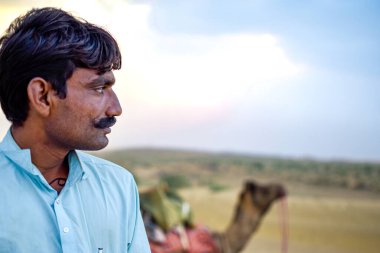 Rajasthan erkek modeli bıyıklı, çöl geçmişi olan ve deve görünümlü Jaislamer, Hindistan.
