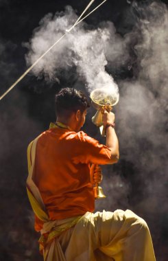 Pujaris ya da Hintli rahipler Varanasi 'de Ganj bankalarında Aarti seremonisi yapıyorlar. Hindistan.