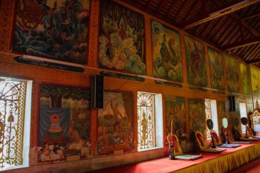 Phra Sangkachai, Tayland 'ın kuzeyindeki Chiang Rai' deki Wat Mung Muang tapınağındaki şişman keşiş ile birlikte.