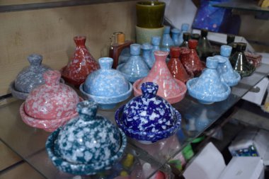 Marakeş 'teki hediyelik eşya dükkanında Tajines de Colores dekorativos sergileniyor. Fas