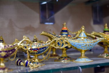 Marakeş 'te bir hediyelik eşya dükkanında sergilenen küçük dekoratif gaz lambaları. Fas