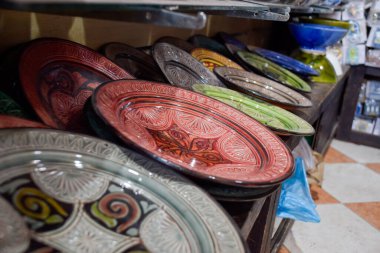 Marakeş 'te bir hediyelik eşya dükkanında sergilenen dekoratif el yapımı tabaklar. Fas
