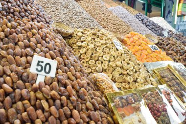 Marakeş Meydanı 'nda hurma, kayısı, badem ve atıştırmalıklar sergileniyor. Fas