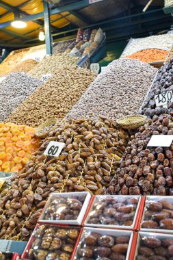 Marakeş Meydanı 'nda hurma, kayısı, badem ve atıştırmalıklar sergileniyor. Fas
