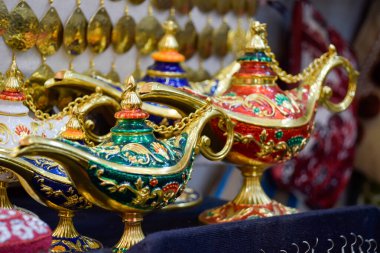 Marakeş 'te bir hediyelik eşya dükkanında sergilenen küçük dekoratif gaz lambaları. Fas