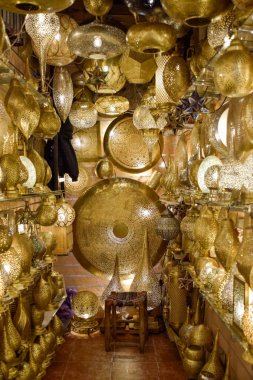 Marakeş 'te aydınlatılmış güzel Arap tarzı lambalar dükkânı. Fas