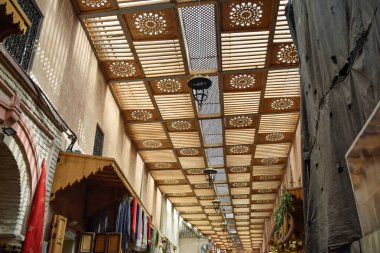 Marakeş Medine 'si içindeki çarşının koridorlarının yan görüntüsü. Fas.