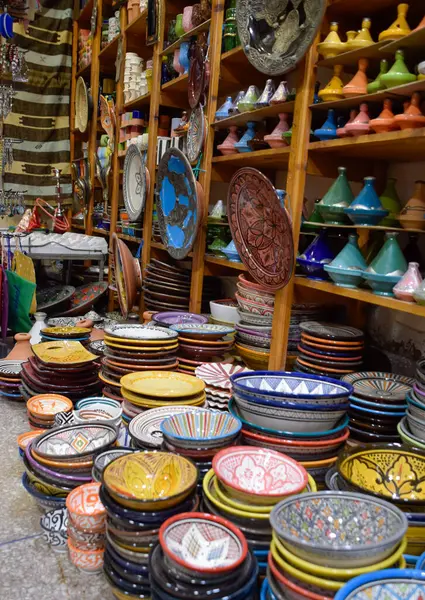 Marakeş 'te bir hediyelik eşya dükkanında sergilenen dekoratif el yapımı tabaklar. Fas