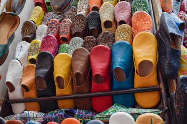 Marakeş Çarşısı 'ndaki sokak tezgahlarından sarkan bir sürü renkli terlik ya da sandalet. Fas.