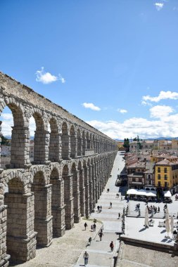 Su taşımak için Roma yapımı Segovia Aqueduct 'un dikey sağ üst tarafı. İspanya