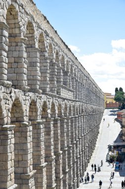 Su taşımak için Roma yapımı Segovia Aqueduct 'un dikey sağ tarafı. İspanya