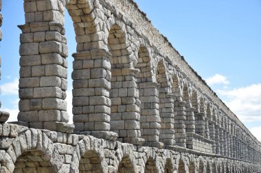 Su taşımak için Roma yapımı Segovia Aqueduct 'un sağ tarafı. İspanya