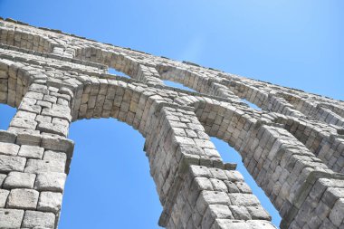 Roma yapımı Segovia Aqueduct su taşıma için eğik görüş. İspanya