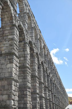 Su taşımak için Roma yapımı Segovia Aqueduct 'un sağ tarafı. İspanya