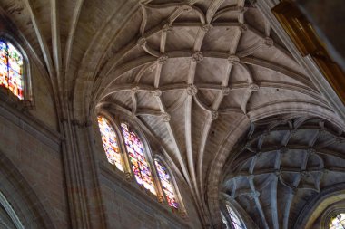 Segovia 'nın Gotik Katedrali' nin iç kısımlarındaki geç dönem Gotik kasalar ve birbirine kenetlenmiş kaburgalar. İspanya