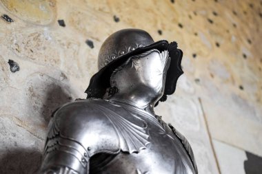 Ortaçağ parlak zırhına yakından bakın. Detaylar ve arka planda beyaz taş duvar olsun. Segovia, İspanya.