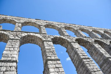 Roma yapımı Segovia Aqueduct su taşıma için eğik görüş. İspanya