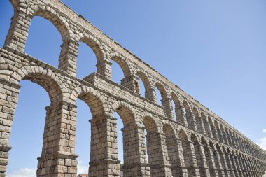 Su taşımak için Roma yapımı Segovia Aqueduct 'un sağ tarafı. İspanya
