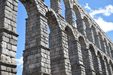 Roma yapımı Segovia Aqueduct su taşıma için eğik görüş. İspanya