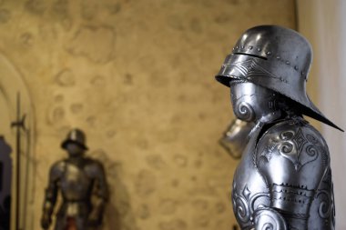 Ortaçağ parlak zırhı, detaylar ve kalenin arka planında mızrak olan diğer zırhlar. Segovia, İspanya.