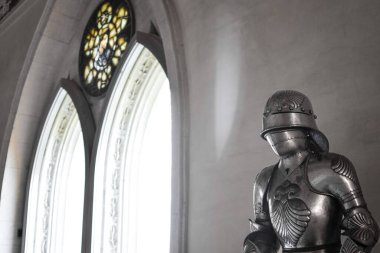 Ortaçağ 'a ait parlak zırhlar, ayrıntılar, kılıç ve beyaz arka planda gotik kemerler. Segovia, İspanya.