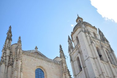 Segovia 'nın Gotik Katedrali' nin tepe noktaları, mimarları ve kemerleri var. İspanya.
