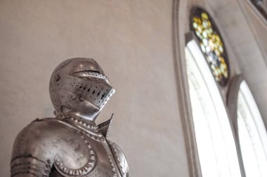 Ortaçağ 'ın parlak zırhına yakından bakın. Detaylar ve beyaz arka planda gotik kemerler var. Segovia, İspanya.