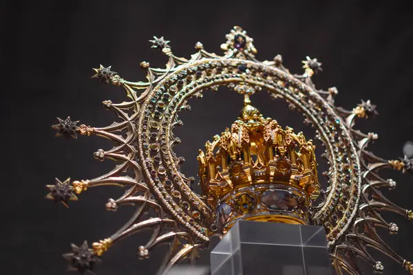 İçinde Hıristiyanlık 'tan zümrüt ve taç bulunan altın kolye, ortaçağ mücevherleri. Segovia, İspanya.