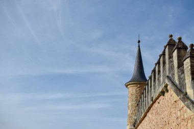 Ortaçağ Gotik çatılarında fantezi, romantizm, hayal gücü vs. gösteriliyor. Segovia, İspanya.