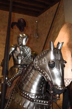 Paladin mızrak dövüşü ve parlak ortaçağ zırhıyla zırhlı at sırtında. Segovia, İspanya.