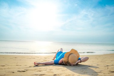 Tayland 'daki Patong plajında şapkalı genç modelin arka görüntüsü.