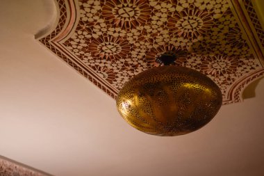 Tavanda simetrik desenler asılı Marakeş 'ten tipik Arap lambası. Fas