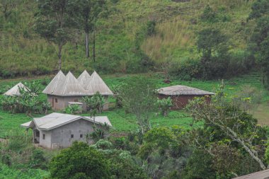 Cases traditionnelles de la chefferie  l'ouest du Cameroun, dans le village de Bamendjou