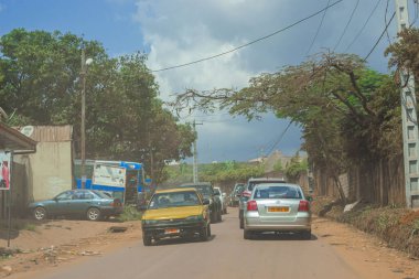 Scne de vie dans les rues de Yaounde au Cameroun, embouteillage dans le quartier d'Etoudi sur une rue poussireuse, un lieu appel rue yannick Noah.
