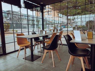 intrieur d'un restaurant vitr, avec des tables et des chaises