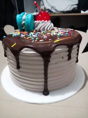 Kremalı ve dutlu çikolatalı pasta.