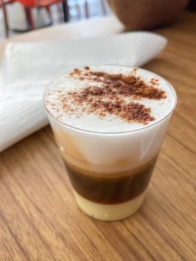 Tahta masada bir fincan kahve.