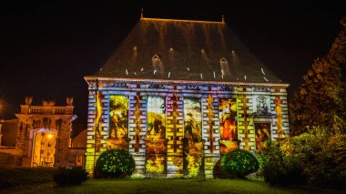 Soissons en lumire 2023 - Arquebusiers pavyonunun ön cephesinde video haritalama