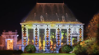Soissons en lumire 2023 - Arquebusiers pavyonunun ön cephesinde video haritalama