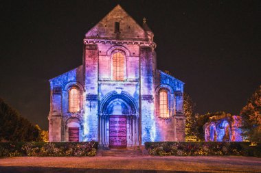 Soissons ve Lumire 2023 - Saint-Pierre Kilisesi 'nin ön cephesinde video haritalama