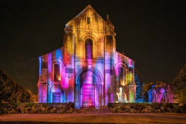 Soissons ve Lumire 2023 - Saint-Pierre Kilisesi 'nin ön cephesinde video haritalama