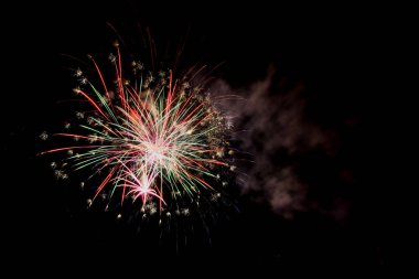 Gece gökyüzünde çeşitli renklerde renkli havai fişekler. Güzel soyut arkaplan