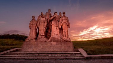 Landowski 'nin Hayaletleri' nde gün batımı. Birinci Dünya Savaşı 'nın anısına ve daha doğrusu Marne Muharebesi' ne. Aisne, Fransa 'daki Oulchy le Chteau tepelerinde.