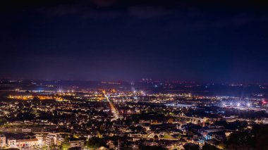 Fransa, Aisne 'deki Laon kasabasının panoramik gece manzarası