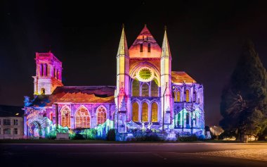 Noel zamanı Soissons 'daki Saint-Lger Manastırı' nın ön cephesinin video haritası - Fransa