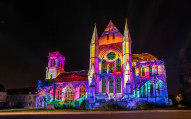 Noel zamanı Soissons 'daki Saint-Lger Manastırı' nın ön cephesinin video haritası - Fransa
