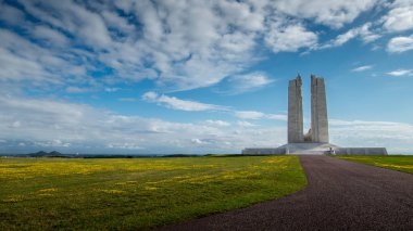 Fransa, Vimy 'deki Kanada savaş anıtı.