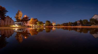 Saint Jean des Vignes Manastırı 'nın yansıması Soissons' da geceleyin