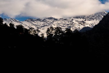 Karlı ve bulutlu güzel dağ manzarası