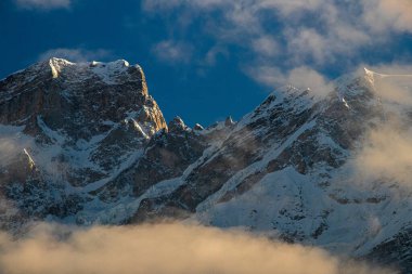 Dağlardaki güzel dağ manzarası